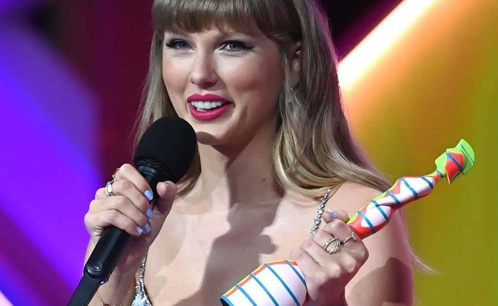 Taylor Swift wears the Astley Clarke Biography White Sapphire Eternity Ring in Sterling Silver at the 2021 Brit Awards