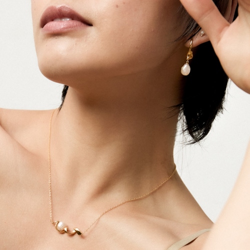Gold Floe Pearl Necklace
