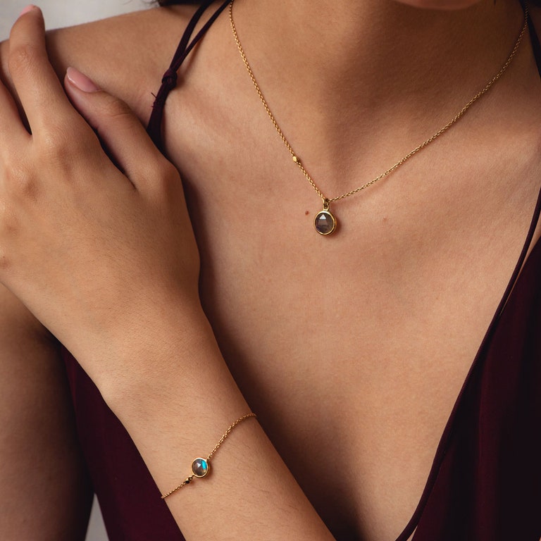 Round Stilla Labradorite Pendant Necklace in Yellow Gold Vermeil