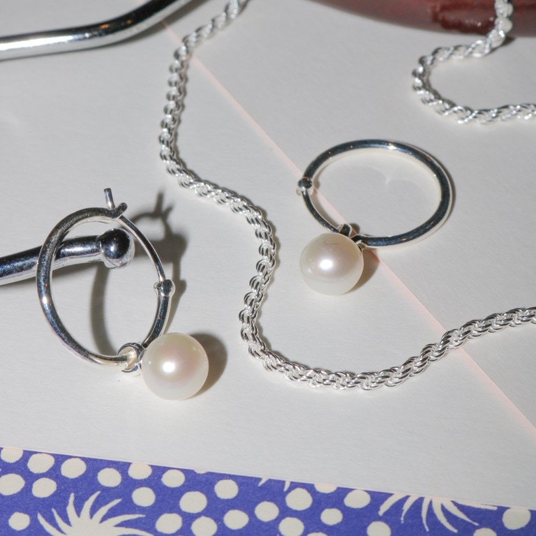 Silver Stilla Unisex White Pearl Drop Hoop