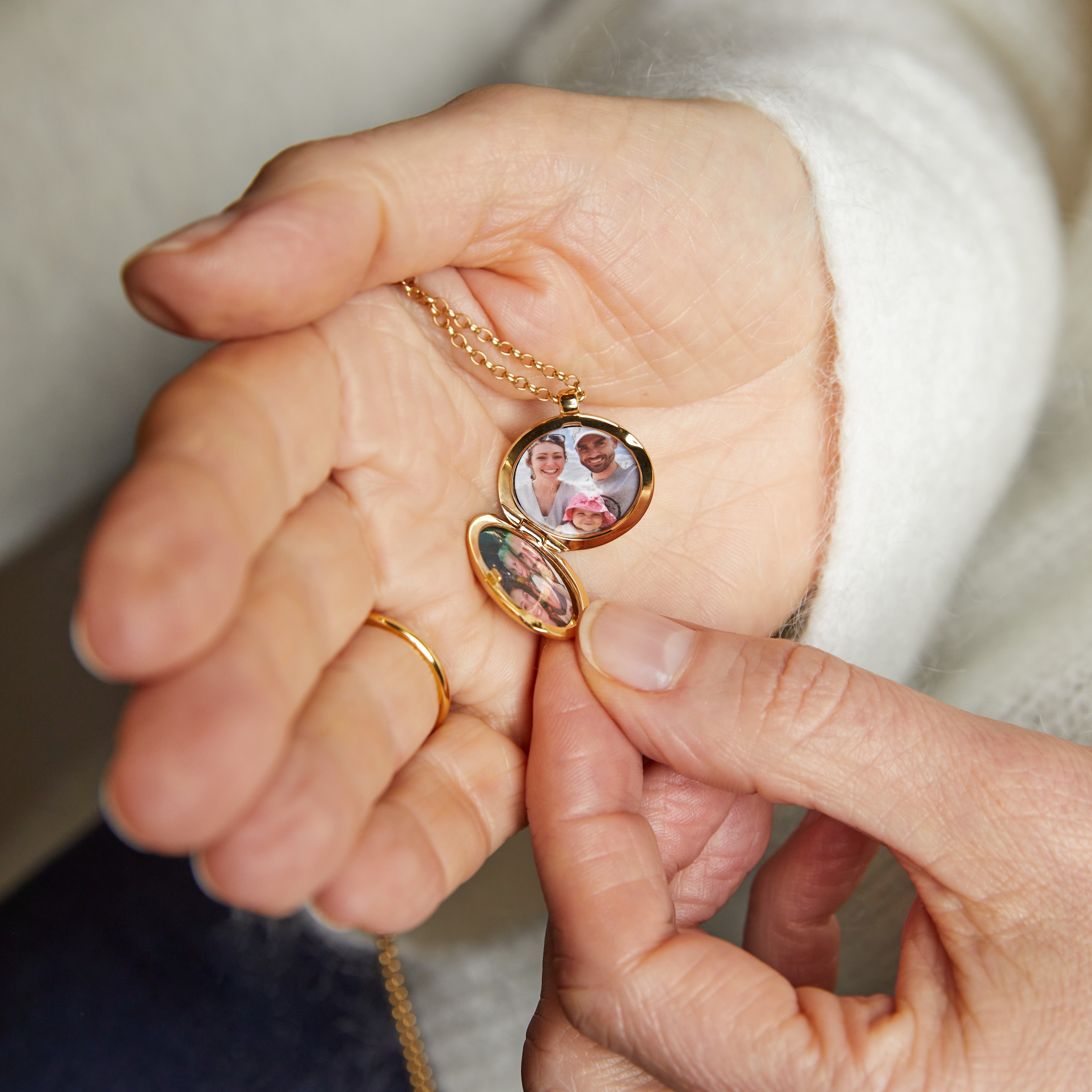 Kate Middleton's Astley Clarke necklace - blue Stilla pendant & gold chain